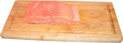 filet z �ososia norweskiego, drewniana deska do krojenia
